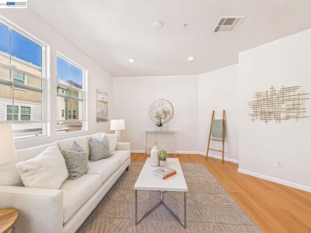 511 Summer Ln, Richmond, CA 94806