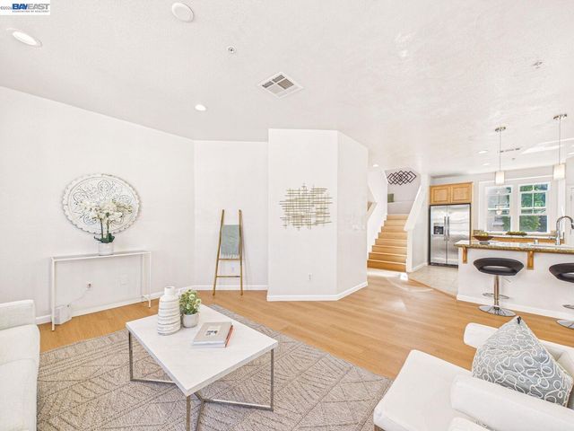 511 Summer Ln, Richmond, CA 94806