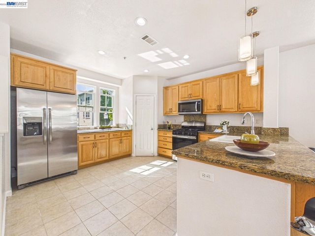 511 Summer Ln, Richmond, CA 94806