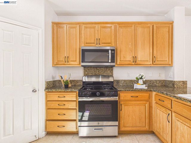 511 Summer Ln, Richmond, CA 94806
