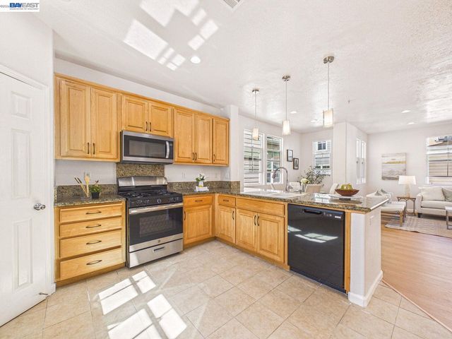 511 Summer Ln, Richmond, CA 94806