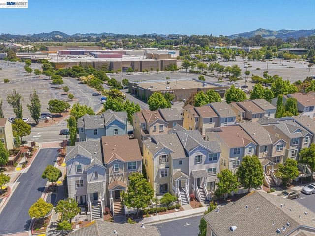511 Summer Ln, Richmond, CA 94806