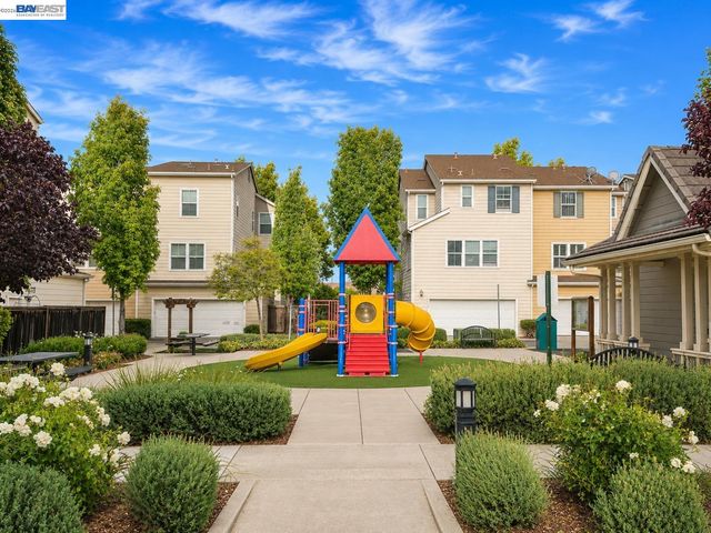 511 Summer Ln, Richmond, CA 94806