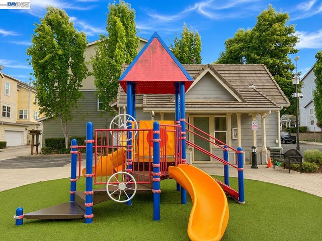 511 Summer Ln, Richmond, CA 94806