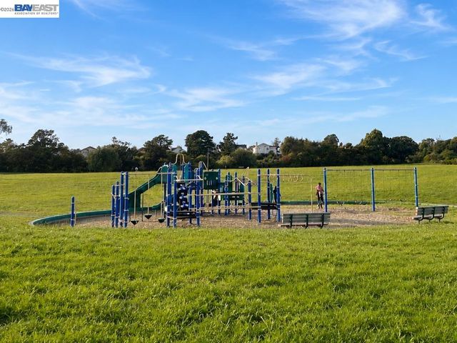 511 Summer Ln, Richmond, CA 94806