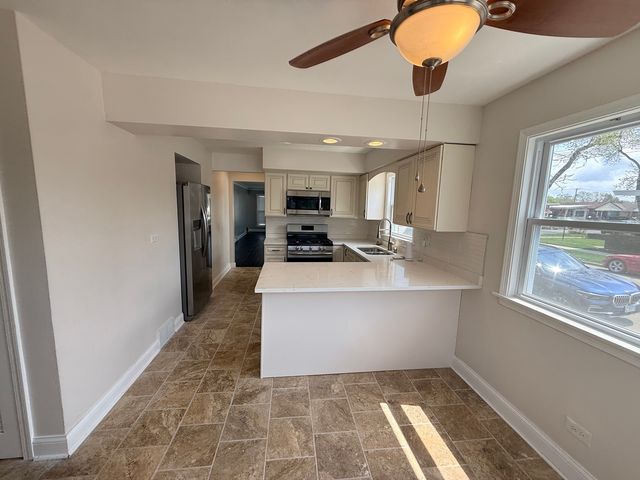 8958 S Oglesby Avenue, Chicago, IL 60617