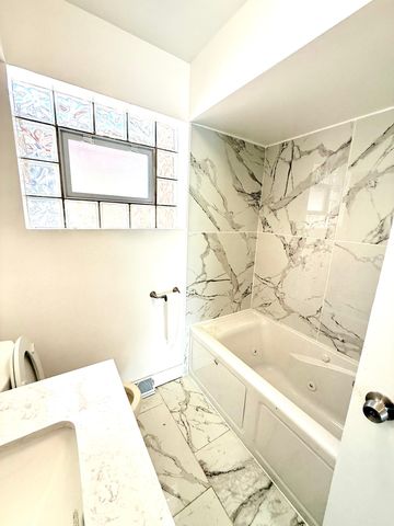 8958 S Oglesby Avenue, Chicago, IL 60617