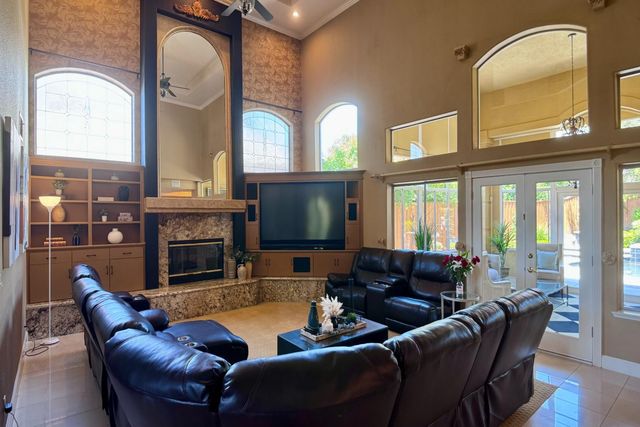 466 E Hillcrest Avenue, Fresno, CA 93720
