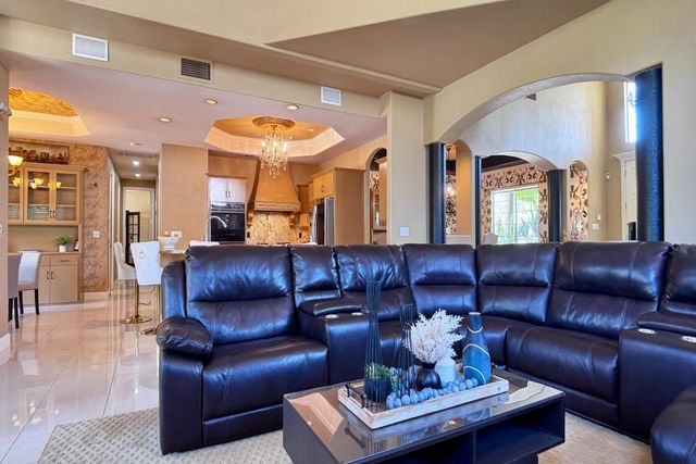 466 E Hillcrest Avenue, Fresno, CA 93720