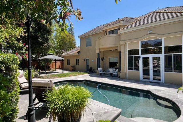 466 E Hillcrest Avenue, Fresno, CA 93720