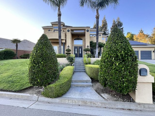 466 E Hillcrest Avenue, Fresno, CA 93720