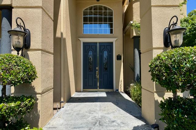 466 E Hillcrest Avenue, Fresno, CA 93720