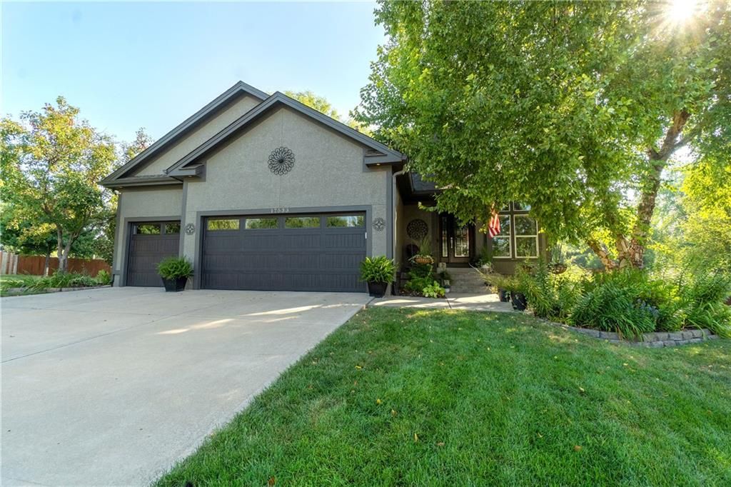 17533 S Roundtree Drive, Olathe, KS 66062