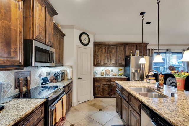 105 Manor Lane, Waxahachie, TX 75165