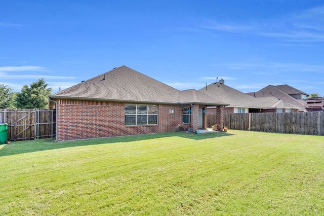105 Manor Lane, Waxahachie, TX 75165