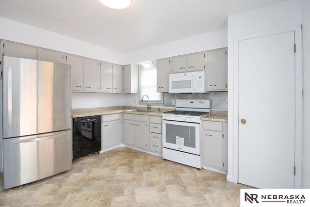 6611 N 75th Street, Omaha, NE 68122