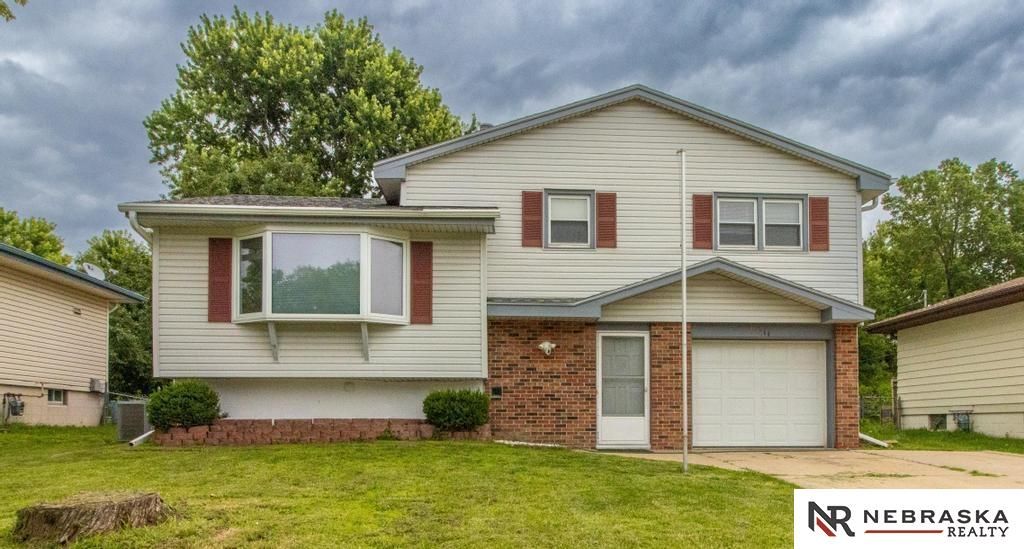 6611 N 75th Street, Omaha, NE 68122