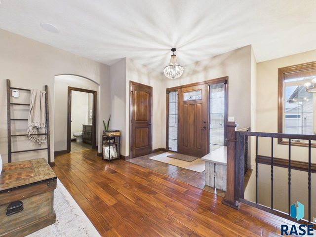 2105 S Silverpine Ct Court, Sioux Falls, SD 57110