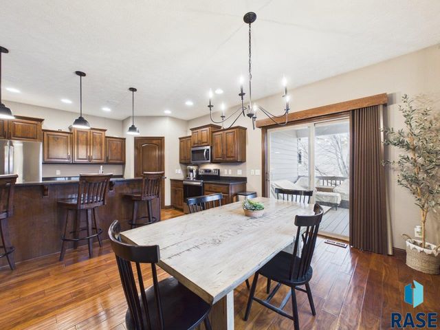 2105 S Silverpine Ct Court, Sioux Falls, SD 57110