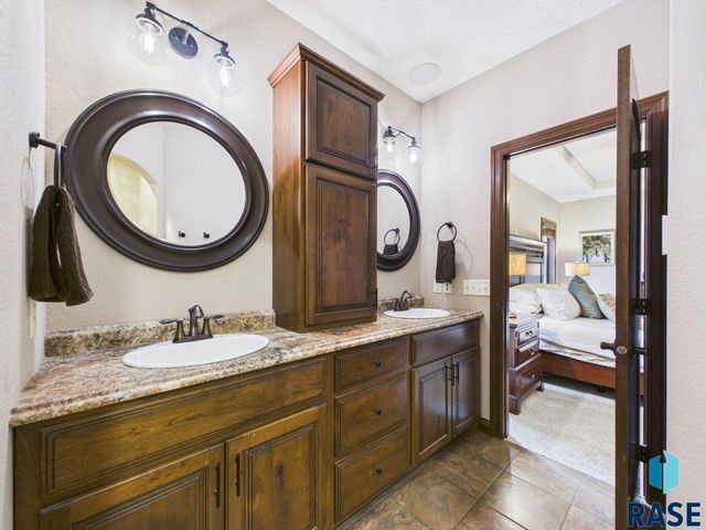 2105 S Silverpine Ct Court, Sioux Falls, SD 57110