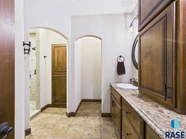 2105 S Silverpine Ct Court, Sioux Falls, SD 57110