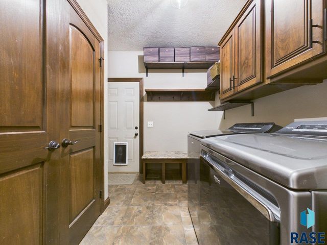 2105 S Silverpine Ct Court, Sioux Falls, SD 57110