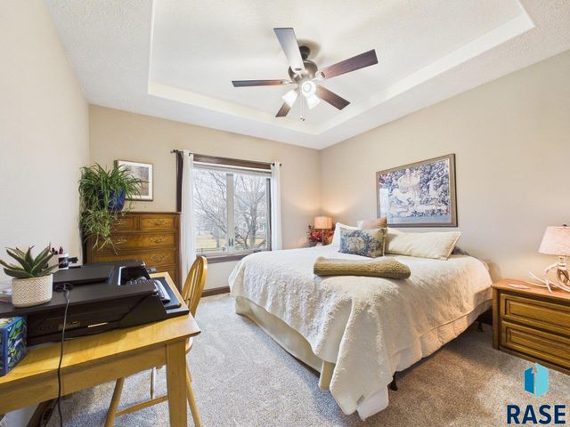 2105 S Silverpine Ct Court, Sioux Falls, SD 57110