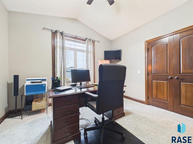 2105 S Silverpine Ct Court, Sioux Falls, SD 57110