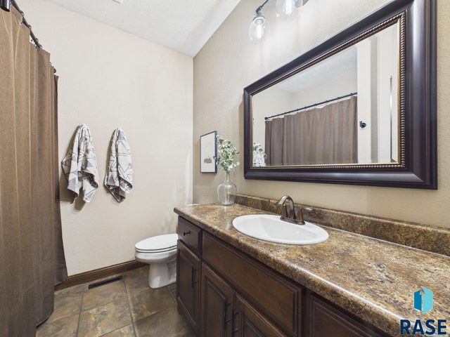 2105 S Silverpine Ct Court, Sioux Falls, SD 57110