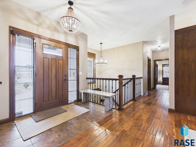 2105 S Silverpine Ct Court, Sioux Falls, SD 57110