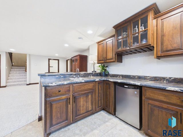 2105 S Silverpine Ct Court, Sioux Falls, SD 57110