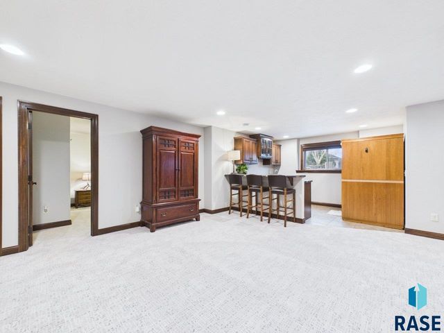 2105 S Silverpine Ct Court, Sioux Falls, SD 57110