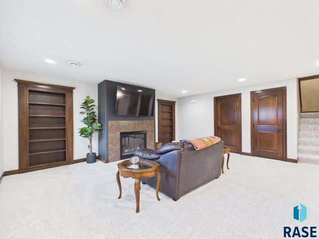 2105 S Silverpine Ct Court, Sioux Falls, SD 57110