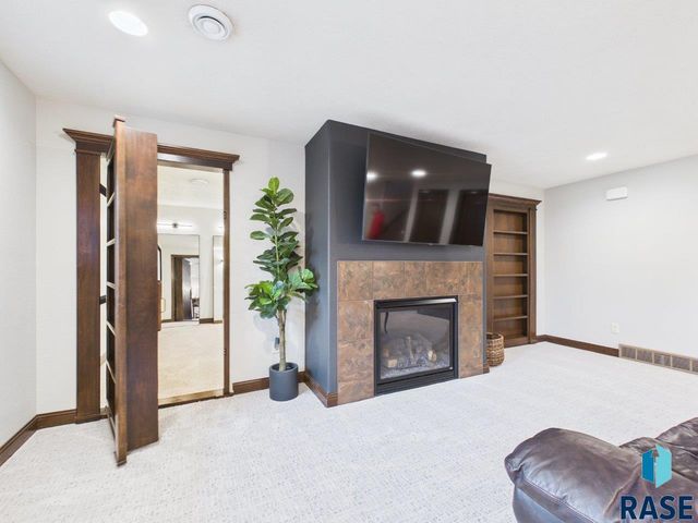 2105 S Silverpine Ct Court, Sioux Falls, SD 57110