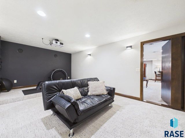 2105 S Silverpine Ct Court, Sioux Falls, SD 57110