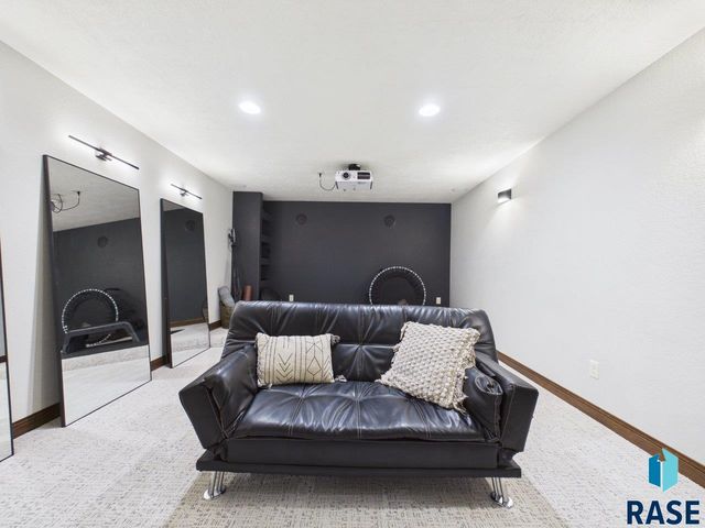 2105 S Silverpine Ct Court, Sioux Falls, SD 57110