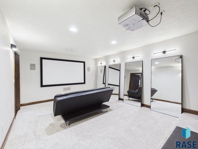 2105 S Silverpine Ct Court, Sioux Falls, SD 57110