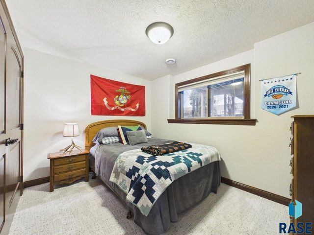 2105 S Silverpine Ct Court, Sioux Falls, SD 57110