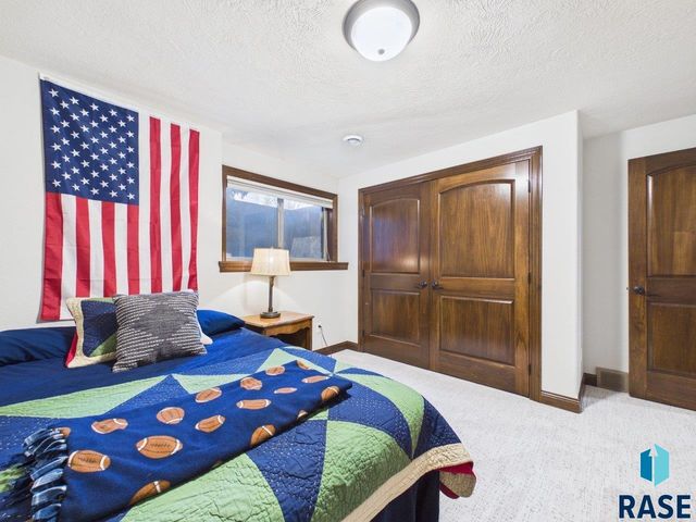 2105 S Silverpine Ct Court, Sioux Falls, SD 57110