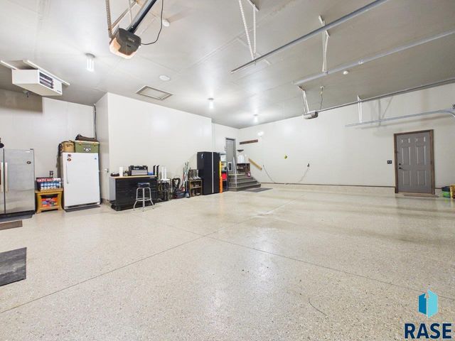 2105 S Silverpine Ct Court, Sioux Falls, SD 57110