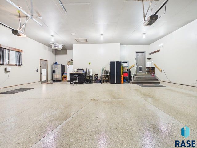 2105 S Silverpine Ct Court, Sioux Falls, SD 57110