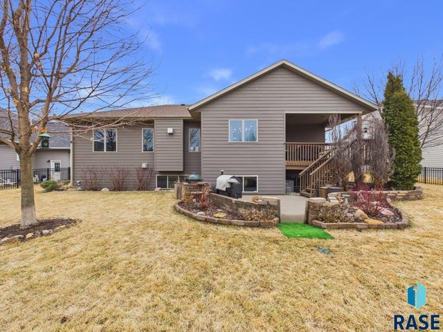2105 S Silverpine Ct Court, Sioux Falls, SD 57110