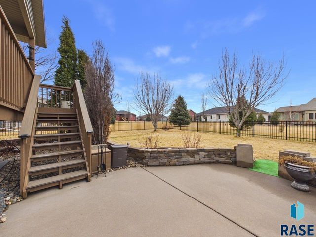 2105 S Silverpine Ct Court, Sioux Falls, SD 57110