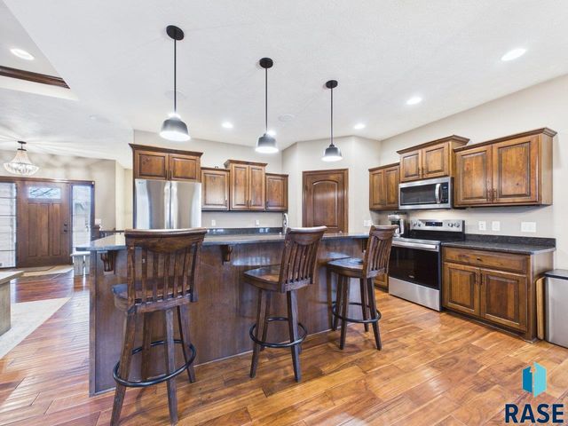 2105 S Silverpine Ct Court, Sioux Falls, SD 57110