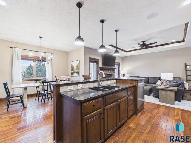 2105 S Silverpine Ct Court, Sioux Falls, SD 57110