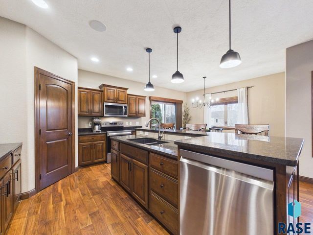 2105 S Silverpine Ct Court, Sioux Falls, SD 57110