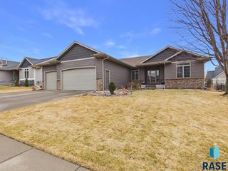 2105 S Silverpine Ct Court, Sioux Falls, SD 57110
