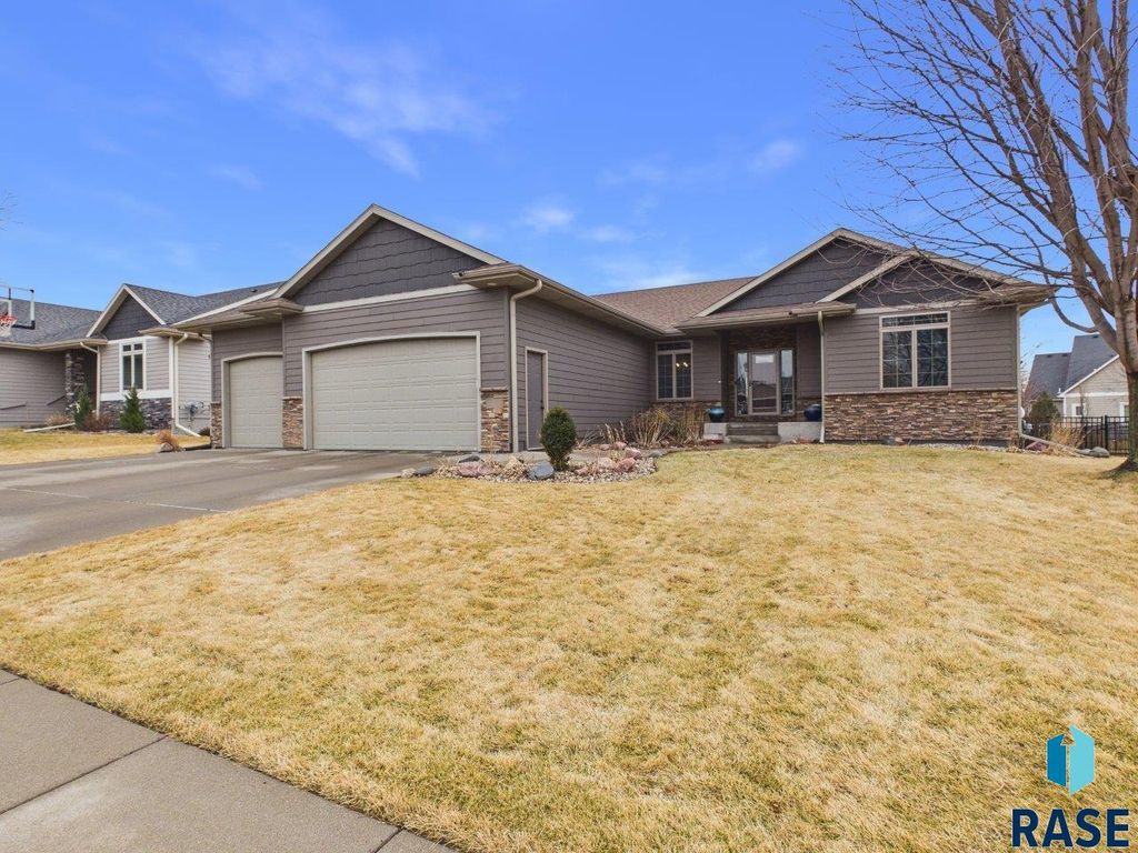 2105 S Silverpine Ct Court, Sioux Falls, SD 57110