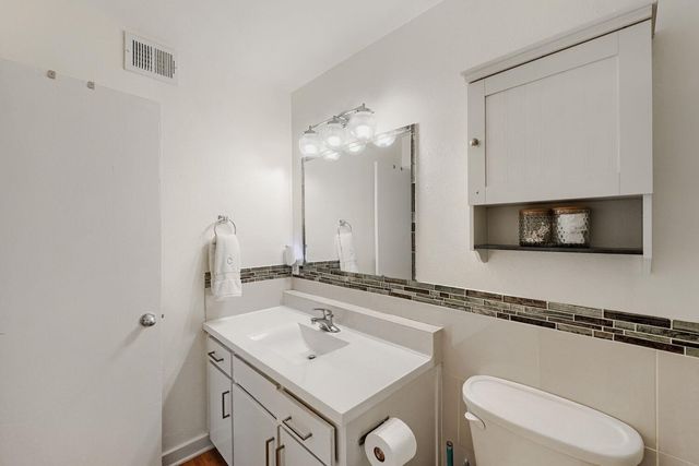 2303 East Side DR 210, Austin, TX 78704