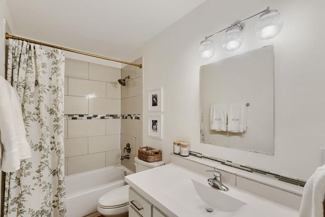 2303 East Side DR 210, Austin, TX 78704